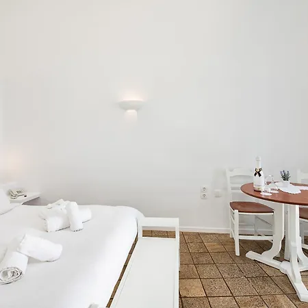 Pantelia Aparthotel Firá